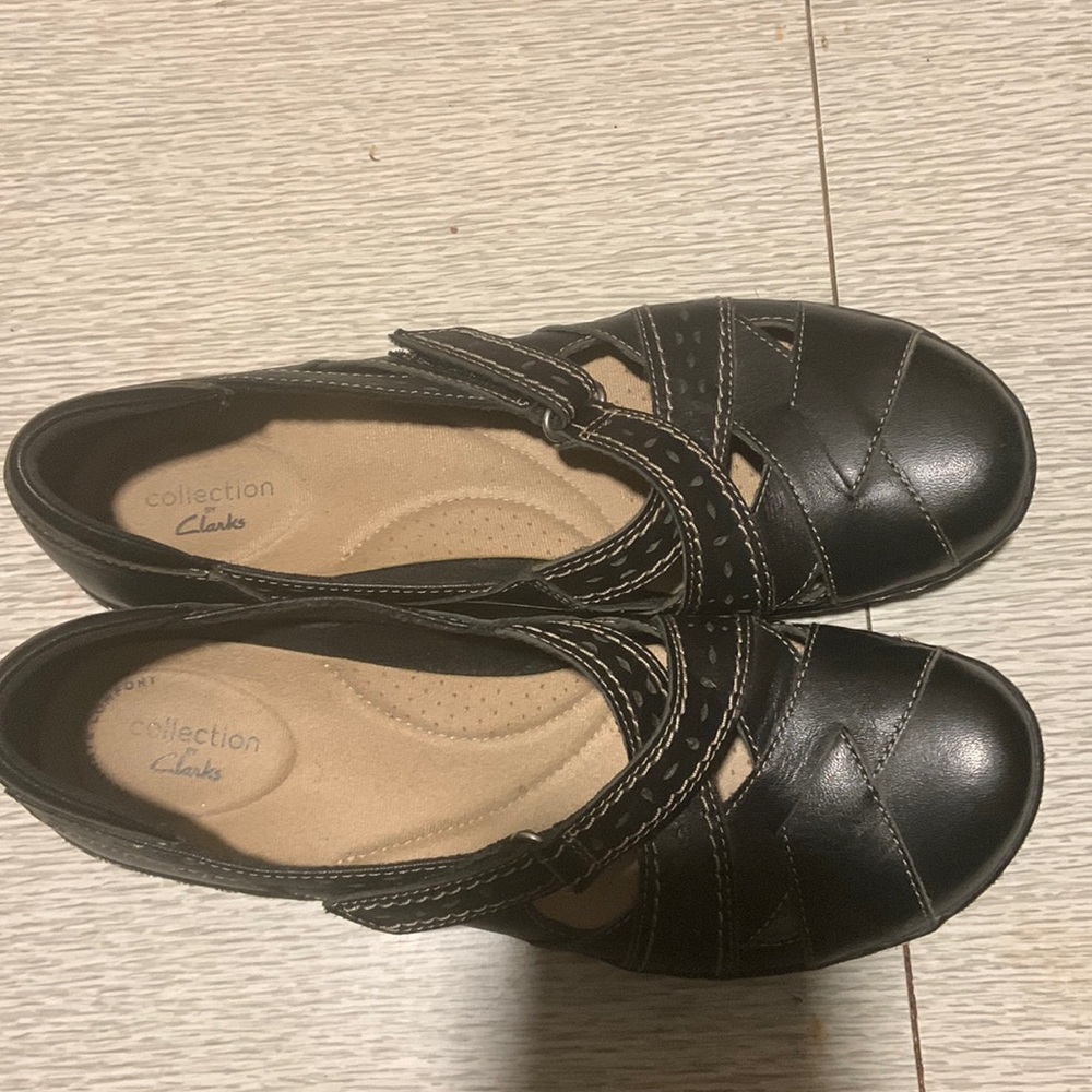Clarks Collection wide width flat shoes for women. Size 9,5N